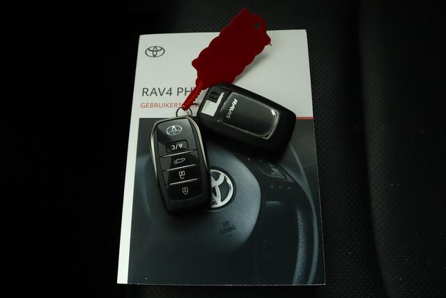 Toyota RAV4 2.5 Plug-in Hybrid AWD Bi-Tone Plus | Adaptive Cruise Control | Navigatie | Lederen Bekleding | Stoelverwarming | Stoelventilatie | Panoramadak | 1500 kg Trekgewicht |