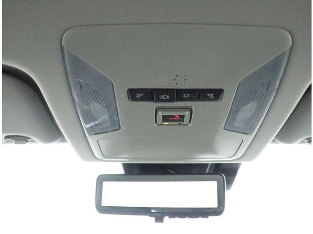 Toyota RAV4 2.5 Hybrid First Edition | Navigatie | Parkeer sensoren | Stoelverwarming | Stuurwielverwarming | Trekhaak |