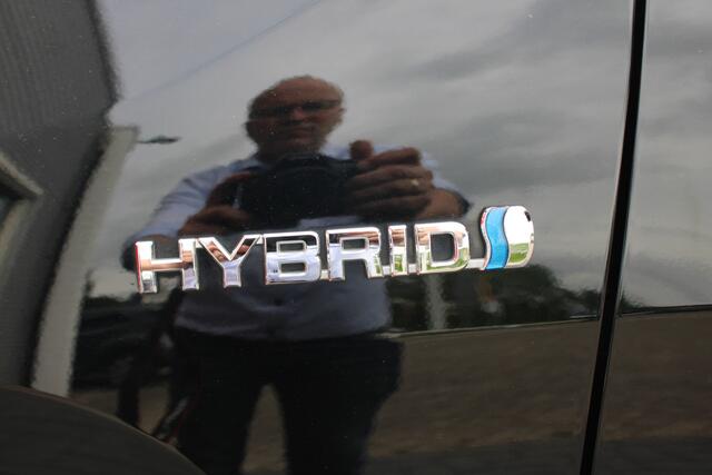 Toyota RAV4 2.5 Hybrid AWD Black Edition met trekhaak **1650 kg trekgewicht!!**