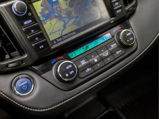Toyota RAV4 2.5 Hybrid Sport 198Pk Automaat (NAVIGATIE, CLIMATE, CAMERA, STOELVERWARMING, GETINT GLAS, SPORTSTOELEN, KEYLESS, CRUISE, NIEUWE APK, NIEUWSTAAT)