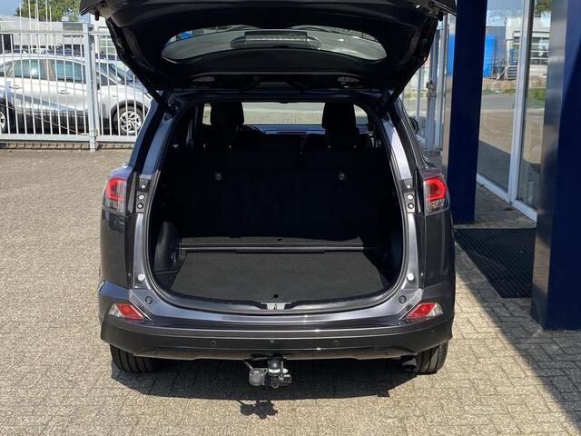 Toyota RAV4 2.5 Hybrid Black Edition / Automaat / Fabrieksgarantie tot 2029 / Keyless / Radio-Bluetooth / navi / Camera / Adaptieve Cruise-Control / Lane-Assist / Climate-Control / E-Achterklep / AFN-Trekhaak / PDC / LMV 18'' / ENZ.