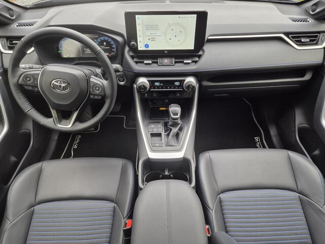 Toyota RAV4 2.5 Hybrid Style Automaat / Trekgewicht 1650 Kg / Allseason banden / Elektrische achterklep / Rondomzicht camera / Apple Carplay Android auto / Stuur-, Stoel en Voorruitverwarming / Adaptief CC / JBL Audio Systeem /