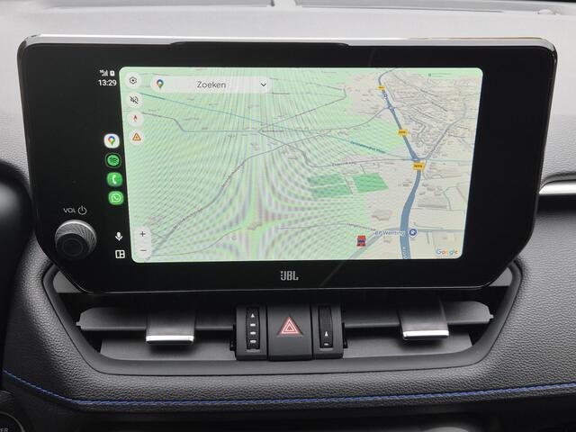 Toyota RAV4 2.5 Hybrid Style Automaat / Trekgewicht 1650 Kg / Allseason banden / Elektrische achterklep / Rondomzicht camera / Apple Carplay Android auto / Stuur-, Stoel en Voorruitverwarming / Adaptief CC / JBL Audio Systeem /