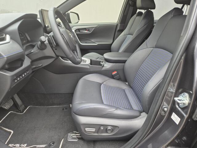 Toyota RAV4 2.5 Hybrid Style Automaat / Trekgewicht 1650 Kg / Allseason banden / Elektrische achterklep / Rondomzicht camera / Apple Carplay Android auto / Stuur-, Stoel en Voorruitverwarming / Adaptief CC / JBL Audio Systeem /