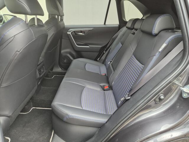 Toyota RAV4 2.5 Hybrid Style Automaat / Trekgewicht 1650 Kg / Allseason banden / Elektrische achterklep / Rondomzicht camera / Apple Carplay Android auto / Stuur-, Stoel en Voorruitverwarming / Adaptief CC / JBL Audio Systeem /