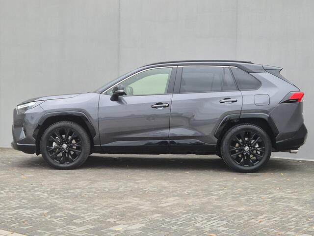 Toyota RAV4 2.5 Hybrid Style Automaat / Trekgewicht 1650 Kg / Allseason banden / Elektrische achterklep / Rondomzicht camera / Apple Carplay Android auto / Stuur-, Stoel en Voorruitverwarming / Adaptief CC / JBL Audio Systeem /