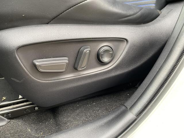 Toyota RAV4 2.5 Hybrid Style Bi Tone zwart dak ,Lage km stand! ,Incl. Bearlock ,Stoelverwarming ,Leder/Alcantara interieur ,Keyless ,Elek. bedienbare achterklep ,Adaptive cruise control