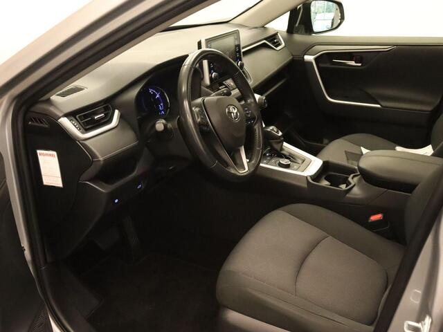 Toyota RAV4 2.5 Hybrid AWD Business Intro ELEKTRISCHE ACHTERKLEP - DODEHOEK DETECTIE - VASTE TREKHAAK (1650 KG GEREMD) - VIERWIELAANDRIJVING - KEYLESS ENTRY/START - ACHTERUITRIJCAMERA - CRUISE CONTROL ADAPTIEF - BLUETOOTH TELEFOONVOORBEREIDING - EXTRA GETINT GLAS ACH