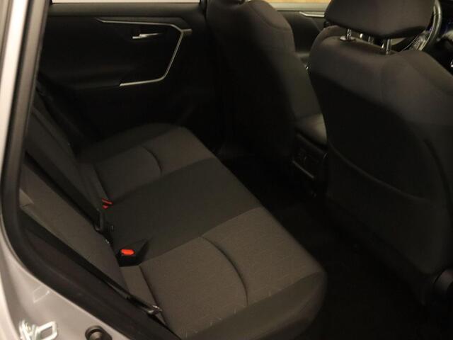 Toyota RAV4 2.5 Hybrid AWD Business Intro ELEKTRISCHE ACHTERKLEP - DODEHOEK DETECTIE - VASTE TREKHAAK (1650 KG GEREMD) - VIERWIELAANDRIJVING - KEYLESS ENTRY/START - ACHTERUITRIJCAMERA - CRUISE CONTROL ADAPTIEF - BLUETOOTH TELEFOONVOORBEREIDING - EXTRA GETINT GLAS ACH