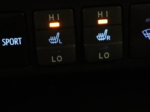 Toyota RAV4 2.5 Hybrid AWD Dynamic | Stoel & stuurverwarming | Adaptive cruise | Trekhaak | Camera | Navigatie | Climate control | Bluetooth