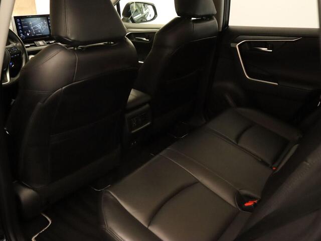 Toyota RAV4 2.5 Hybrid Active Plus - TREKHAAK 800KG GEREMD TREKGEWICHT - ELEKTRISCHE ACHTERKLEP - PARKEERSENSOREN VOOR EN ACHTER - KEYLESS ENRTY & START - STOELVERWARMING - NAVIGATIE - APPLE CARPLAY/ANDROID AUTO