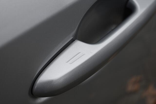 Toyota RAV4 2.5 Hybrid Bi-Tone Limited Automaat 218pk | Trekhaak | Stoel & Stuurverwarming | PDC | Achteruitrijcamera |