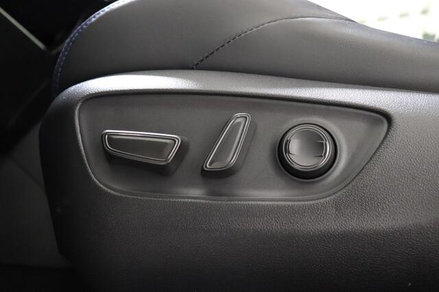 Toyota RAV4 2.5 Hybrid AWD Bi-Tone, Stuur & Stoel en Voorruitverwarming, Camera, Apple Carplay / Android auto!