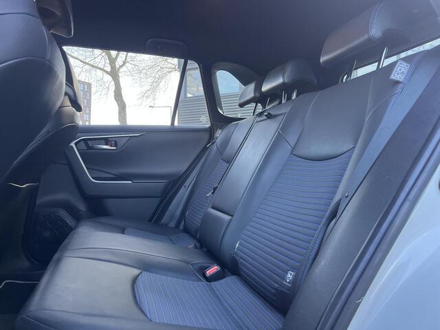 Toyota RAV4 2.5 Hybrid AWD Bi-Tone | 1650 KG trekgewicht | Trekhaak | Parkeersensoren | Apple Carplay & AndroidAUTO | Adapt.Cruise Control |
