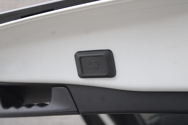 Toyota RAV4 2.5 Hybrid Bi-Tone JBL AUDIO, Trekhaak, Automaat, Elektr. Achterklep, Stoelverw., Dodehoek detectie, Keyless Entry/Start, Navigatie, Achteruitrijcamera, Cruise/Climate Control