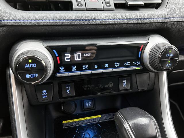 Toyota RAV4 2.5 Hybrid AWD Bi-Tone | BEARLOCK | 360 gr Camera | Navigatie | Stoelverwarming | Onderweg-naar-dealer