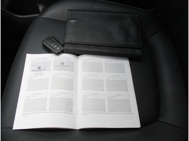 Toyota RAV4 2.5 Hybrid Style CARPLAY | LMV18 | CLIMATE | LED | ADAPCRUISE | LEDER | ELECAKLEP | AFNTRHAAK | NAVI | 360CAMERA | STOELVERW