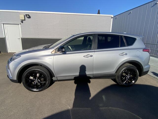 Toyota RAV4 2.5 Hybrid Black Edition Parkeersensoren v&a, achteruitrij camera, elektr. achterklep, keyless, adaptieve cruise control, automaat!