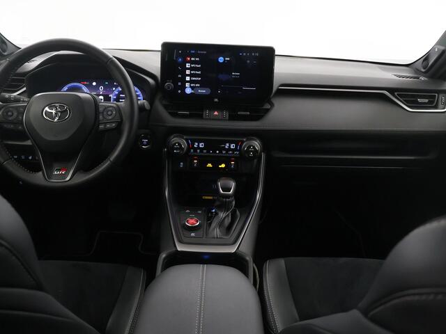 Toyota RAV4 2.5 Hybrid AWD GR SPORT | Navigatie | Sportstoelen ele. verstelbaar + Geheugen | Virtual Cockpit | 360 Camera | DAB | Stoelverwarming | JBL Audio | Trekhaak Afneembaar | Ele. kofferdeksel |