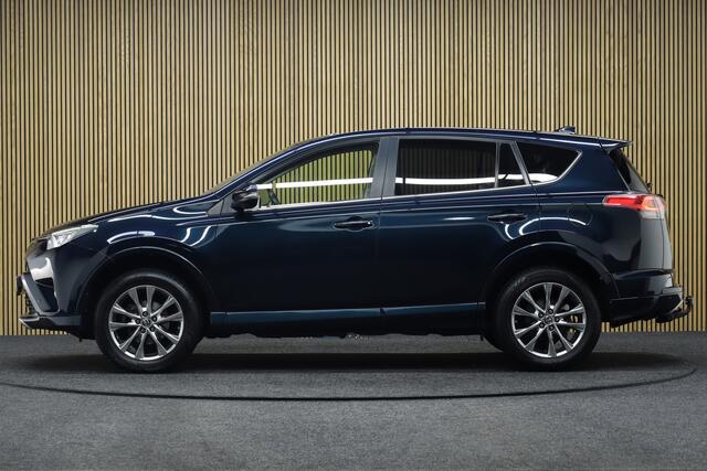Toyota RAV4 2.0 VVT-i AWD Executive | Elek. Glazen Schuifdak | Afneembare Trekhaak | 360° Camera | Cruise-control | Clima | Navigatie | Stoelverwarming | Parkeersensoren V+A | Lederen Bekleding | Keyless | Dodehoekdetectie