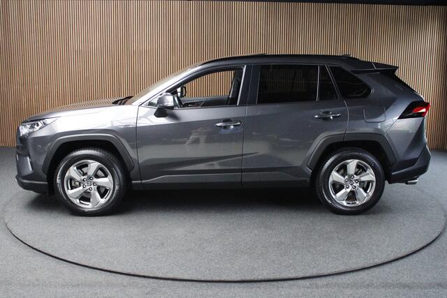 Toyota RAV4 2.5 Hybrid AWD Leer Navi Pano JBL sound Trekhaak Stoelverwarming voor en achter Camera PDC Stoelventilatie LM velgen