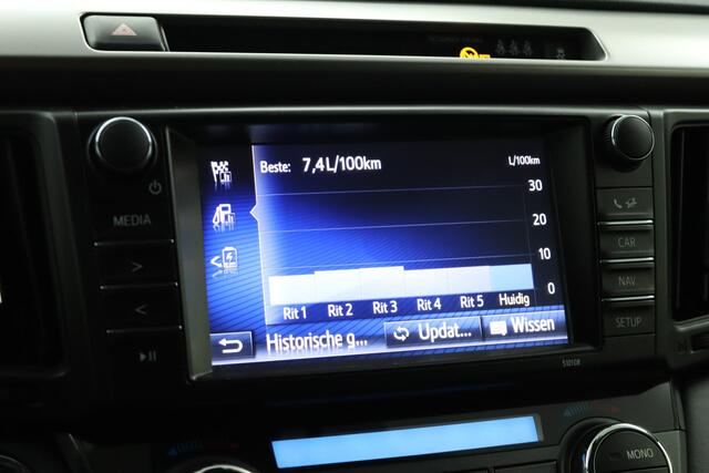 Toyota RAV4 2.5 Hybrid AWD Style | 1650kg trekgewicht | Keyless Entry | Camera | Navigatie | Electrische Achterklep | Trekhaak |