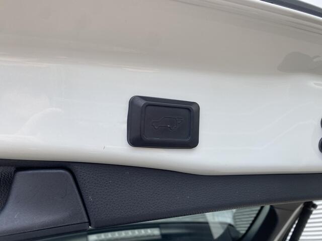 Toyota RAV4 2.5 Hybrid AWD Bi-Tone Trekhaak, Stoel- & Stuurwiel verwarmd, PDC, LED, Smart Key, Privacy glass