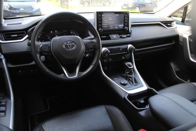 Toyota RAV4 2.5 Hybrid AWD Style Bi-Tone | Rijklaar | Parelmoer | Trekhaak | Apple/Android | Stoel-/stuurverw. | LED | El. achterklep | Dealer onderhouden