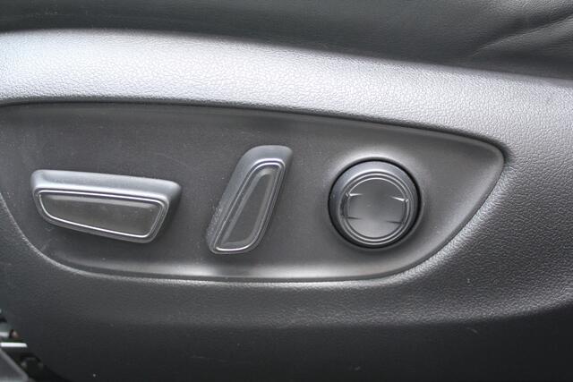 Toyota RAV4 2.5 Hybrid AWD Style Bi-Tone | Rijklaar | Parelmoer | Trekhaak | Apple/Android | Stoel-/stuurverw. | LED | El. achterklep | Dealer onderhouden