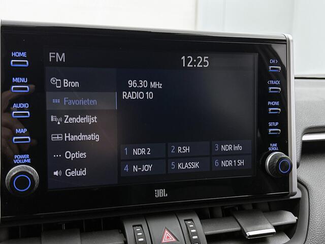 Toyota RAV4 2.5 Plug-in Hybrid AWD Bi-Tone Plus | BTW voertuig | JBL | Head-Up Display | Stoel+stuurverwarming | Stoel ventilatie | Trekhaak afneembaar | 1500KG trekgewicht | 360 Camera | Elektrische achterklep | Parkeersensoren voor+achte