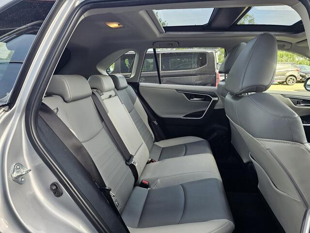 Toyota RAV4 2.5 Hybrid AWD Bi-Tone 220 pk | Trekhaak | Leder | Schuif-kanteldak | JBL geluid | Stoelverwarming | Camera etc.