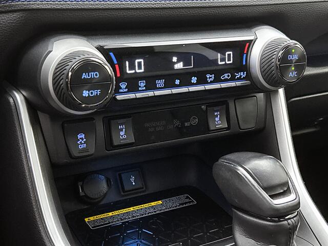Toyota RAV4 2.5 Hybrid AWD Bi-Tone Innovation Pack | BTW Voertuig | Schuif/Kantel Dak | JBL | Dodehoek detectie | 360 Camera + camera binnenspiegel | Stoelverwarming | Parkeersensoren voor+achter | Elektrische Achterklep |