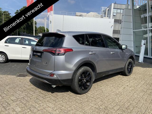 Toyota RAV4 2.5 HYBRID DYNAMIC SPORT GARANTIE 10-2028 ACHTERUITRIJ CAMERA . ADAPTIEVE CRUISE CONTROL . PARKEERSENSOREN VOOR & ACHTER .