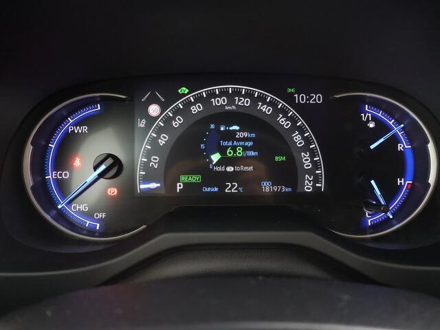 Toyota RAV4 2.5 Hybrid AWD Bi-Tone Innovation Pack I Panoramisch schuif-kanteldak I 360 graden camera I Digitale binnenspiegel I Trekhaak - 1650 KG trekgewicht | JBL | Dodehoek detectie | Navigatie | Apple CarPlay/Android Auto |