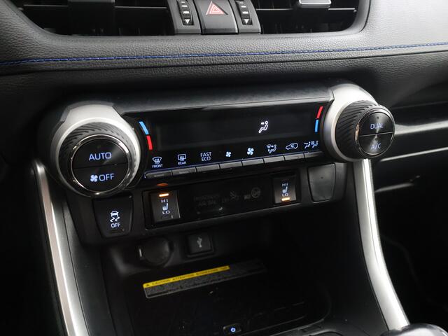 Toyota RAV4 2.5 Hybrid AWD Bi-Tone Innovation Pack I Panoramisch schuif-kanteldak I 360 graden camera I Digitale binnenspiegel I Trekhaak - 1650 KG trekgewicht | JBL | Dodehoek detectie | Navigatie | Apple CarPlay/Android Auto |