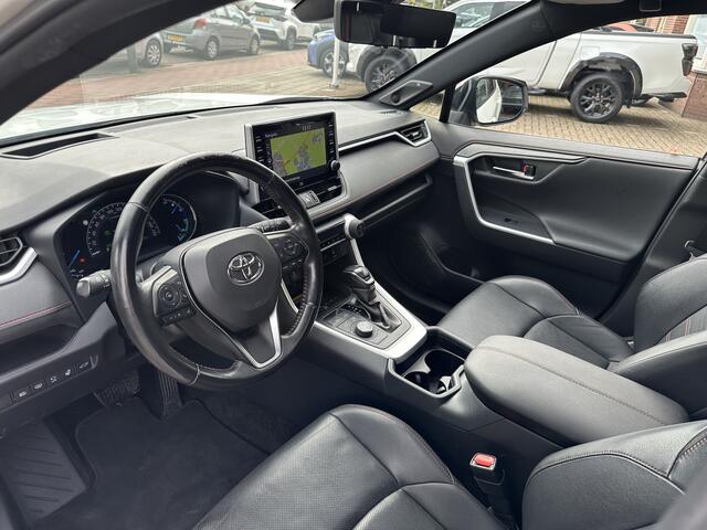 Toyota RAV4 2.5 Plug-in Hybrid AWD Bi-Tone Plus trekhaak / panoramadak / 360 monitor / stuurverwarming / JBL-audio / meest complete uitvoering / 10 jaar Toyota garantie-programma / Toyota pechhulppas / rijklaarprijs incl. garantie en onderhoud