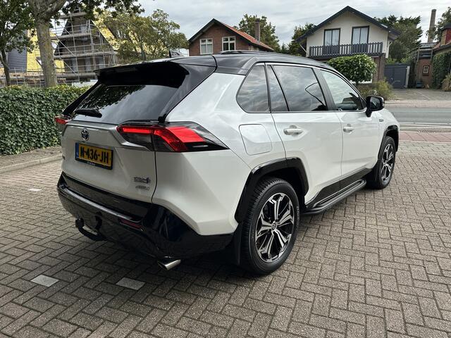 Toyota RAV4 2.5 Plug-in Hybrid AWD Bi-Tone Plus trekhaak / panoramadak / 360 monitor / stuurverwarming / JBL-audio / meest complete uitvoering / 10 jaar Toyota garantie-programma / Toyota pechhulppas / rijklaarprijs incl. garantie en onderhoud
