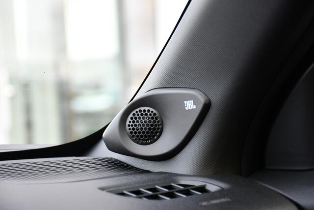 Toyota URBAN CRUISER Executive 61 kWh Automaat 174pk | Nieuw | Panoramadak | JBL-audio | LED koplampen |