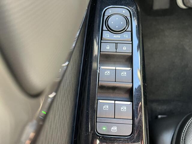 Toyota URBAN CRUISER Executive 61 kWh | Nu met EXTRA INRUILVOORDEEL VAN ¤ 1.500,-