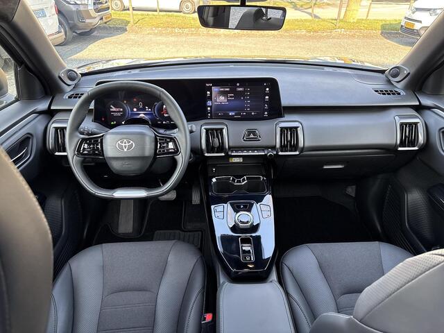 Toyota URBAN CRUISER Executive 61 kWh **CELESTIAL BLUE/ NIEUWE AUTO/ DIRECT LEVERBAAR**