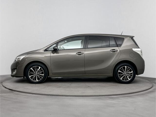 Toyota VERSO 1.6 VVT-i Dynamic | Parkeersensoren V+A | Pano Dak | Navigatie |