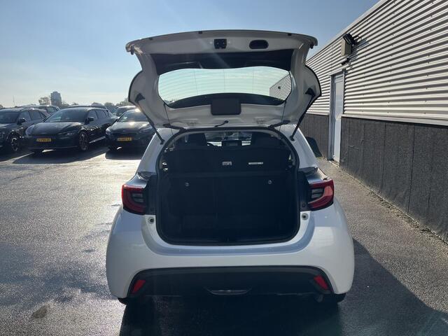 Toyota YARIS 1.5 Hybrid Dynamic Navigatie, Nieuw geleverd en dealeronderhouden, 1e eigenaar, BTW-auto, Achteruitrijcamera, adaptieve cruise control, LMV, LED, Smart Key