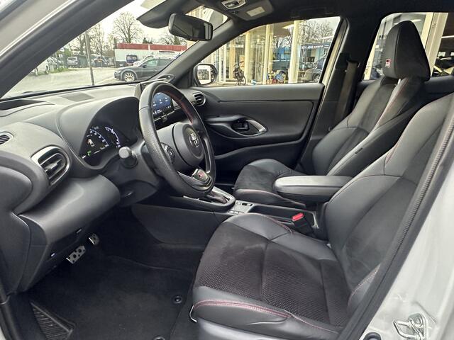 Toyota YARIS Cross 1.5 Hybrid GR Sport | LED | Sportstoelen | Apple Carplay | Keyless | PDC v+ a incl. camera | Stoel- en stuurverwarming