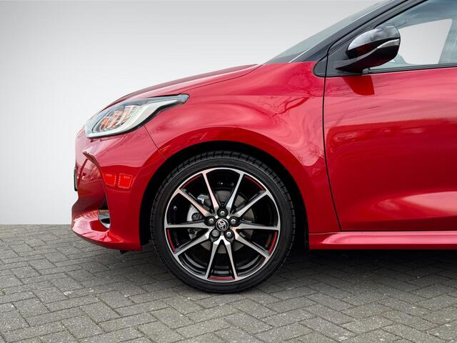 Toyota YARIS 1.5 Hybrid GR Sport Premium Pack | Panoramadak | Head-Up Display | Stuur- + Stoelverwarming | 19'' Velgen | Camera | LED Koplampen | Rijklaarprijs!