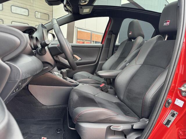 Toyota YARIS 1.5 Hybrid GR Sport Premium Pack | Panoramadak | Head-Up Display | Stuur- + Stoelverwarming | 19'' Velgen | Camera | LED Koplampen | Rijklaarprijs!