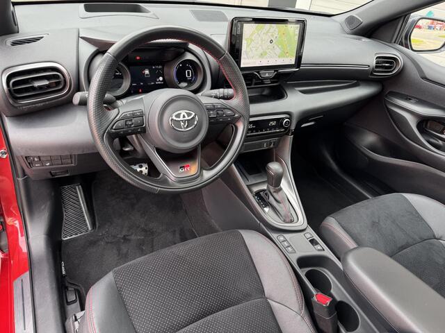 Toyota YARIS 1.5 Hybrid GR Sport Premium Pack | Panoramadak | Head-Up Display | Stuur- + Stoelverwarming | 19'' Velgen | Camera | LED Koplampen | Rijklaarprijs!