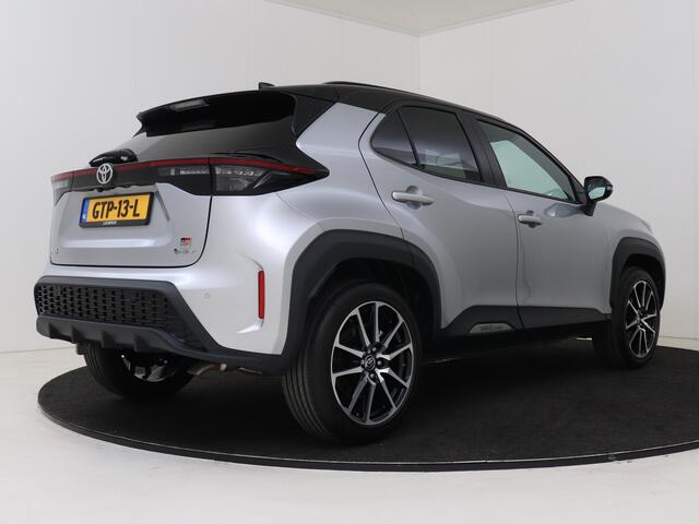 Toyota YARIS Cross 1.5 Hybrid 130 GR Sport *demo | Navigatie | Camera | Parkeersensoren | LM velgen | Draadloos telefoonladen | Panoramadak | Half leder | Stoelverwarming |