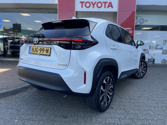 Toyota YARIS 1.5 Hybrid 115 Dynamic | PDC v/a | Navi | Keyless Entry/Start |