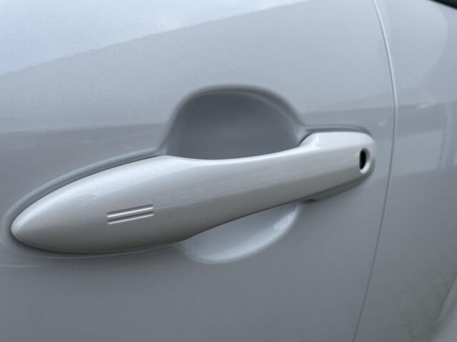 Toyota YARIS 1.5 Hybrid 115 Dynamic | PDC v/a | Navi | Keyless Entry/Start |