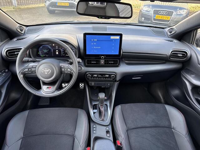 Toyota YARIS 1.5 Hybrid 130 GR Sport **DEMO/ STUUR- EN STOELVERWARMING/ PARKEERSENSOREN VOOR EN ACHTER**